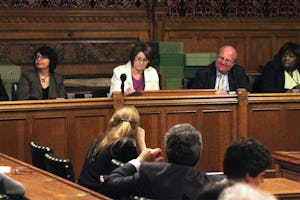 میزگردی که ۲۵ خرداد در مجلس عوام بریتانیا برگزار شد، شاهد سخنرانی افراد زیر بود: (از چپ به راست) نازیلا قانع، مدرس دانشگاه آکسفورد و سردبیر مجلۀ دین و حقوق بشر؛ شادی صدر، وکیل ایرانی و فعال حقوق زنان؛ لوئیز المن، نماينده مجلس و رئیس میزگرد؛ مایک گیپس، نماينده مجلس؛ خاتازا گوندوه از نهاد همبستگی جهانی مسیحیان، یک گروه مدافع آزادی باور دینی؛ و امید جلیلی، بازیگر و کمدین انگلیسی-ایرانی.