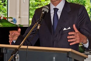 وزیر امور مالی لوکزامبورگ، لوک فرایدن، در حال سخنرانی در جشنی به مناسبت روز ملی در مرکز بهائی در شهر لوکزامبورگ