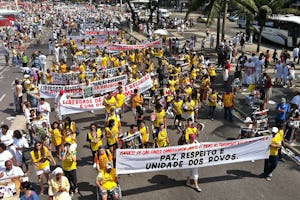 ۲۵۰۰۰ نفر در راهپیمایی آزادی دینی ریو که در ۲۷ شهریور ۱۳۹۰ در ساحل کوپاکابانا برگزار شد، شرکت کردند. اینجا بهائیان برزیلی در حال حمل پرچمی با مضمون «صلح، احترام و اتحاد مردمان» دیده می شوند. ۱۰۰۰ جلیقۀ زرد با شعار «امروز ما پیروان همۀ ادیان هستیم» در راهپیمایی توزیع و پوشیده شد.