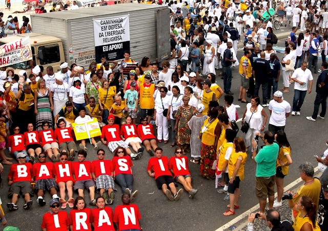 بهائیانی که در راهپیمایی آزادی دینی ریو در ۲۷ شهریور ۱۳۹۰ شرکت کردند، خواهان عدالت برای جامعۀ مورد آزار بهائیان ایران هستند. بهائیان از هفت ایالت برزیل – گویاس، سائو پائولو، ریو دو ژانیرو، میناس ژرایس، اسپیریتو سانتو، پارانا، باهیا – و ناحیۀ فدرال در راهپیمایی شرکت کردند.