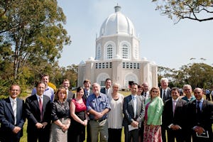 مقامات استراليائی و مهمانان ديگر، پیش از مهمانی و جشن به مناسبت پنجاهمین سالگرد گشایش مشرق الاذکار بهائی در ۱۸ سپتامبر ۲۰۱۱، مقابل معبد در سیدنی استرالیا جمع شده اند.
