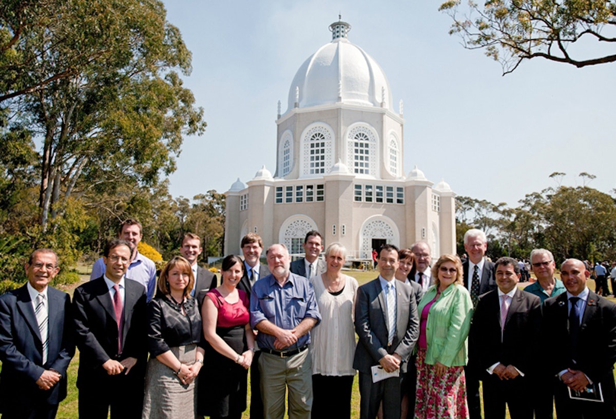 مقامات استراليائی و مهمانان ديگر، پیش از مهمانی و جشن به مناسبت پنجاهمین سالگرد گشایش مشرق الاذکار بهائی در ۱۸ سپتامبر ۲۰۱۱، مقابل معبد در سیدنی استرالیا جمع شده اند.