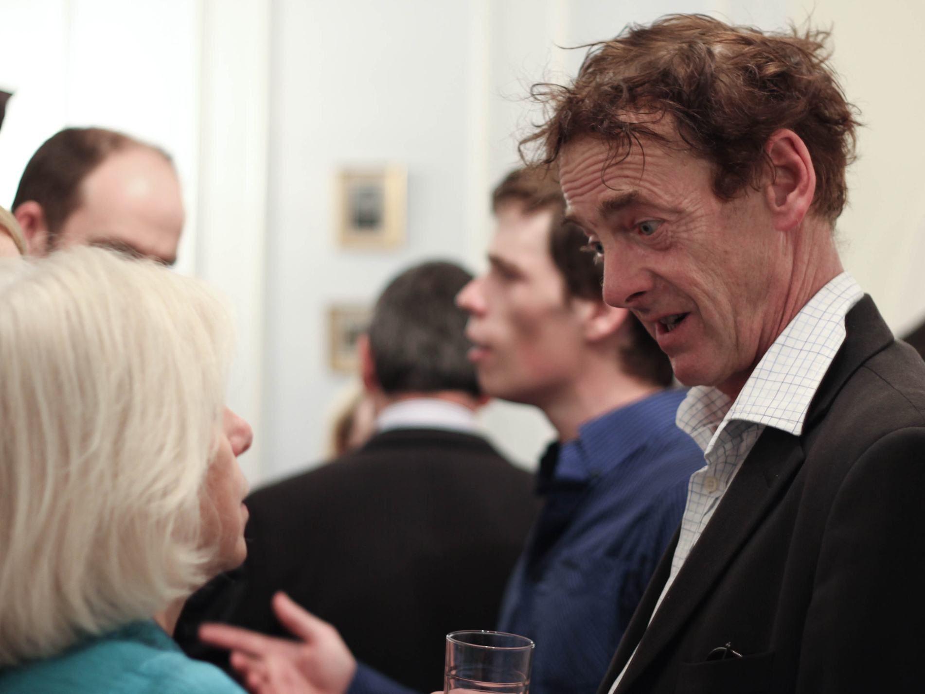 بازیگر و موسیقی دان بریتانیایی، اد تئودور پل، سمت راست، در مهمانی پنجشنبه ۲۹ سپتامبر در مرکز ملّی بهائیان در لندن. اولاد و بستگان کسانی که طی سفرهای حضرت عبدالبهاء به این شهر با او ملاقات کرده بودند، همراه نمایندگانی از سازمان هایی که او ۱۰۰ سال پیش از آنها دیدار کرده بود، در این مهمانی گرد هم آمدند. آقای تئودور پل نوۀ ولسلی تئودور پل (۱۹۶۸-۱۸۸۴)، یکی از شيفتگان حضرت عبدالبهاء در بریتانیا و میزبان او در بریستول، است.