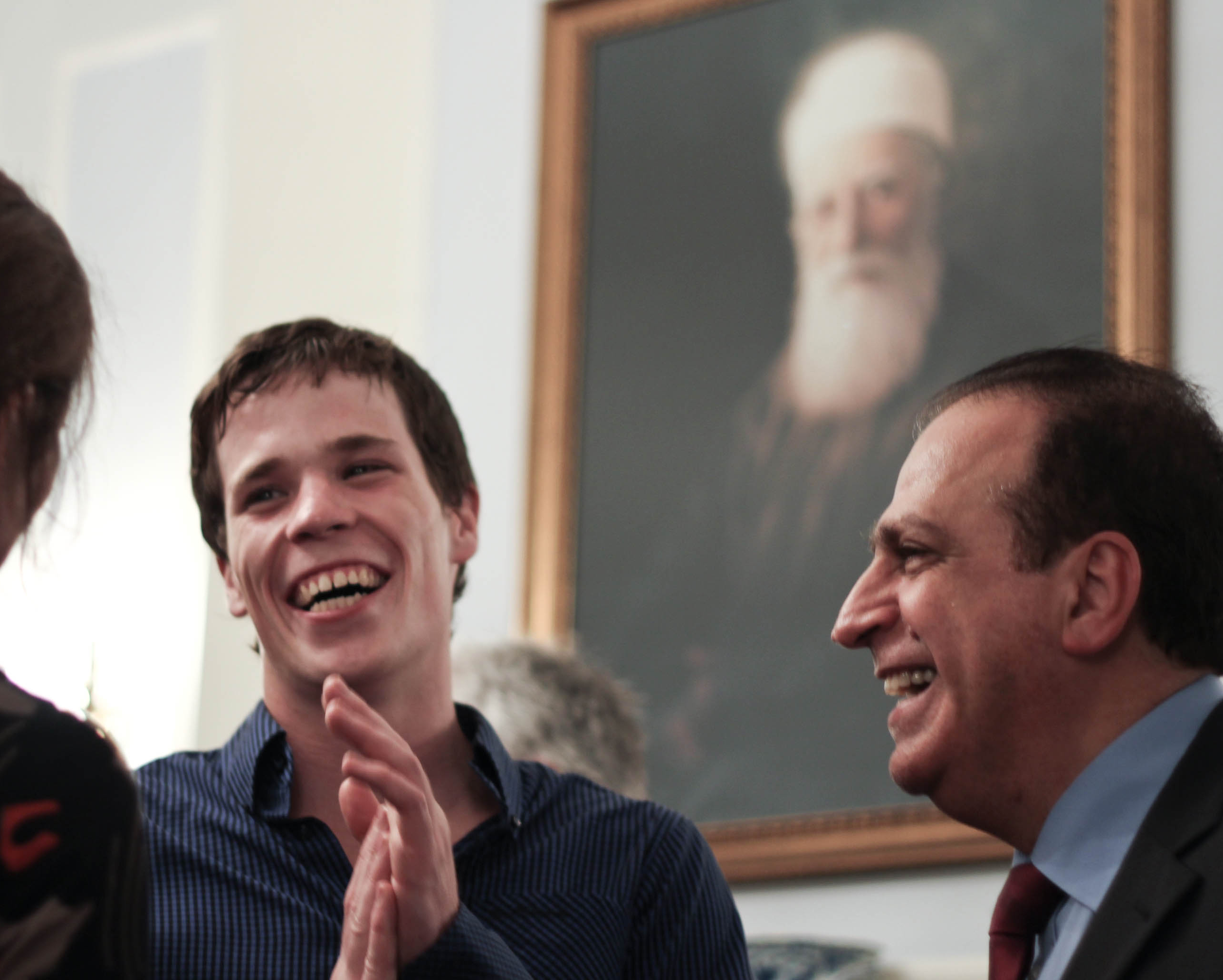 روز پنجشنبه ۲۹ سپتامبر، یک مهمانی در مرکز ملّی بهائیان بریتانیا برای فرزندان و بستگان افرادی که طی اقامت حضرت عبدالبهاء در این شهر با او ملاقات کرده بودند، برگزار شد. یکی از مهمانان، سم لئونارد، سمت چپ، نوۀ فرزند ولسلی تئودور پل (۱۹۶۸-۱۸۸۴)، یکی از اولين شيفتگان حضرت عبدالبهاء در بریتانیا، بود.