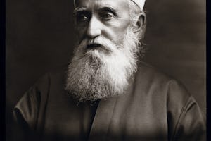 حضرت عبدالبهاء در عکسی که هنگام دیدار از لندن توسط استودیوی مشهور لافایت گرفته شد. او در سپتامبر ۱۹۱۱ چهار هفته را در این شهر گذراند و بعداً از دسامبر ۱۹۱۲ تا ژانویۀ ۱۹۱۳ دوباره در این شهر اقامت کرد.