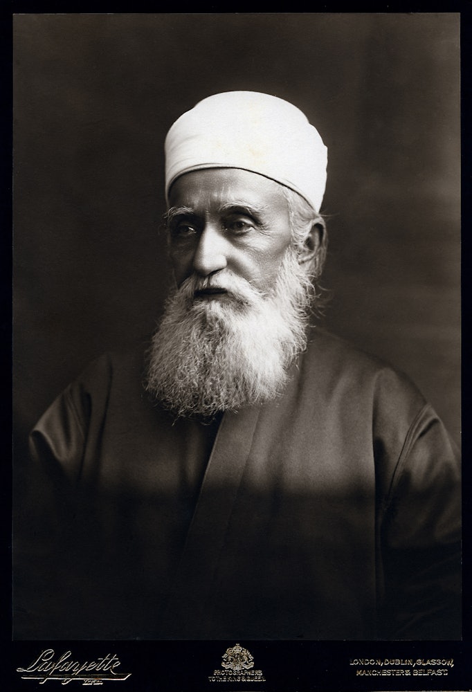 حضرت عبدالبهاء در عکسی که هنگام دیدار از لندن توسط استودیوی مشهور لافایت گرفته شد. او در سپتامبر ۱۹۱۱ چهار هفته را در این شهر گذراند و بعداً از دسامبر ۱۹۱۲ تا ژانویۀ ۱۹۱۳ دوباره در این شهر اقامت کرد.