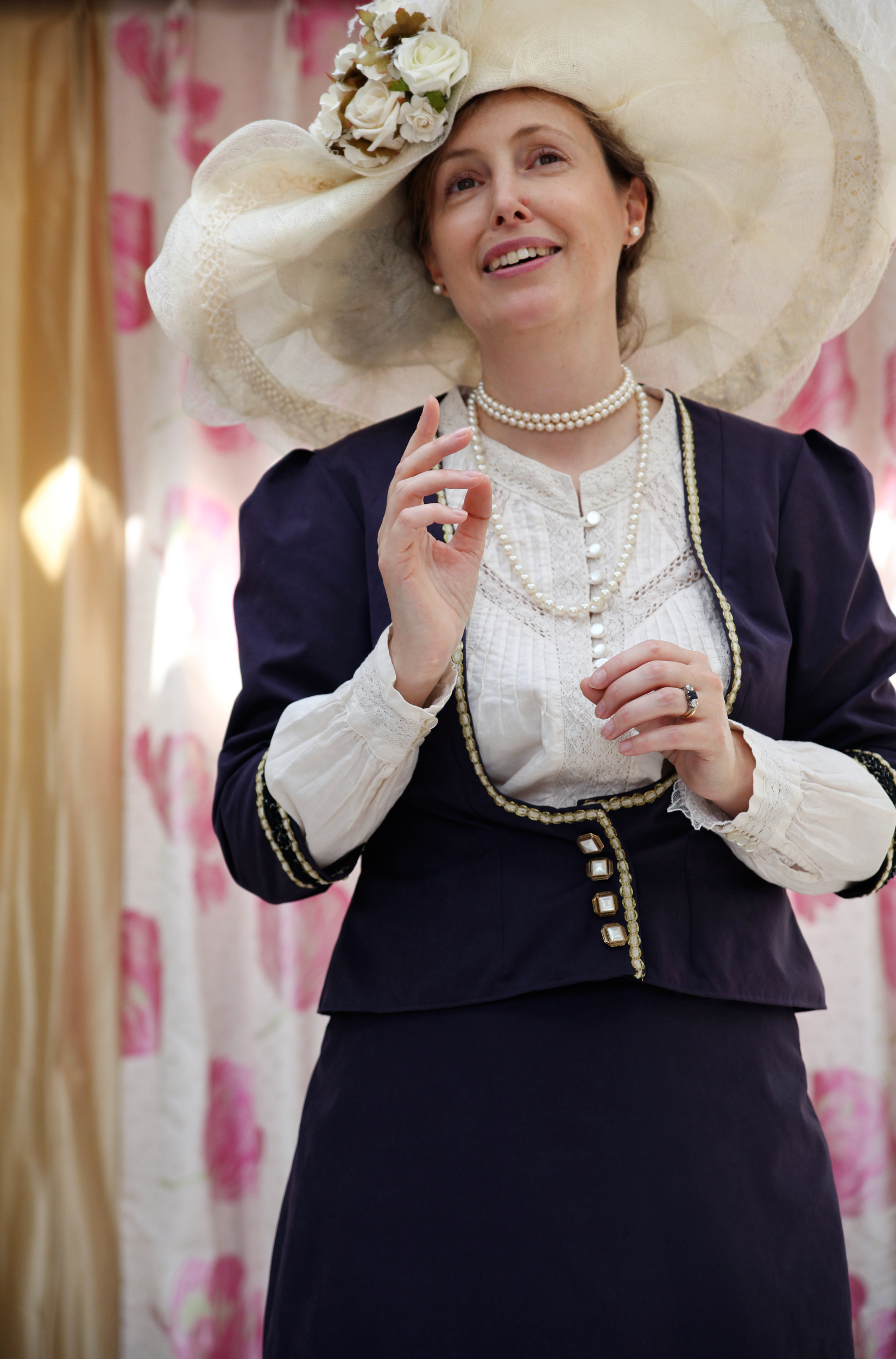 در ۱۵ سپتامبر، یک کار نمایشی که ملاقات با حضرت عبدالبهاء را از چشمان میزبانش در لندن – لیدی بلامفیلد – به تصویر می کشید، در موزۀ ليتون هاوس در کنزینگتون اجرا شد. سارا پرسيوال که در تصویر دیده می شود، نویسندۀ نمایش و بازیگر نقش لیدی بلومفیلد بود. یک تهیه کنندۀ تلویزیونی از میان حاضران گفت که این نمایش باعث شد «دربارۀ جوهر عبدالبهاء، دورۀ زندانش، ویژگی ها و صفاتی که در زندگی اش از خود بروز داد» فکر کند. عکس از لیلا باربارو.