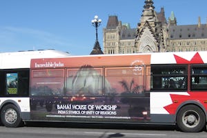 پوستری از مشرق الاذکار بهائی در دهلی نو روی بدنۀ یک اتوبوس در اتاوا، کانادا. بخشی از کمپین جهانی حکومت هند به نام «هند افسانه ای.»