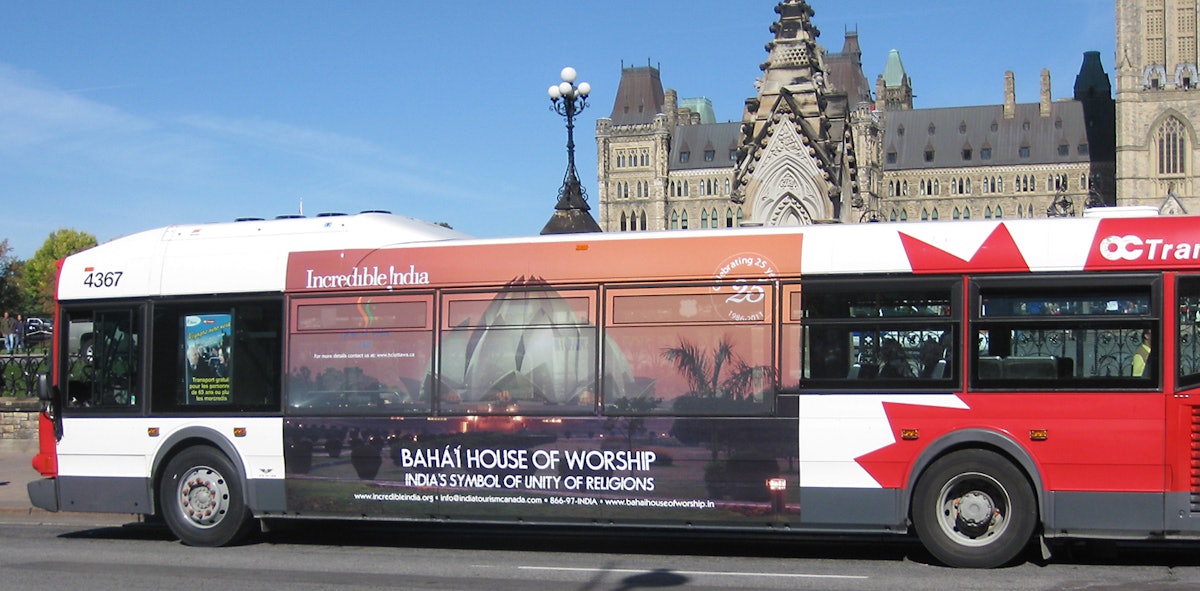 پوستری از مشرق الاذکار بهائی در دهلی نو روی بدنۀ یک اتوبوس در اتاوا، کانادا. بخشی از کمپین جهانی حکومت هند به نام «هند افسانه ای.»