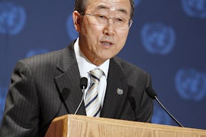 دبیر کلّ سازمان ملل متّحد بان کی مون. آقای بان در چهارمین گزارش سالانۀ خود دربارۀ وضعیت حقوق بشر در جمهوری اسلامی ایران گفت از رویدادهای اخیر در ایران «عمیقاً نگران» است و «نگرانی جدّی» خود را از محدودیت های موجود برای اقلیت های دینی غیر رسمی، به ویژه جامعۀ بهائی، عنوان کرد.