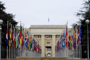 اجلاس کمیتۀ حقوق بشر سازمان ملل متّحد در مقرّ سازمان ملل در ژنو. کمیته از ایران خواسته است «برای تضمین حمايت از اعضای جامعۀ بهائی در برابر تبعیض در هر زمینه و رسيدگی فوری به نقض حقوق آنها و پيگرد مسئولان این نوع برخوردها وجبران خسارت های وارده به بهائیان به نحو مؤثر، گام های فوری بردارد.» پیشنهادهای کمیته با آگاهی جامعۀ جهانی بهائی از موج تازه ای از حملات به بهائیان ایران و اموال آنها همزمان شد.