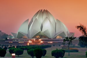 مشرق الاذکار بهائی در دهلی نو، هند. از زمان گشایش معبد در ۲۵ سال پیش تا کنون توسط ۷۰ میلیون نفر بازديد و مورد استقبال قرار گرفته و یکی از پربازدیدترین ساختمان های جهان شده است. این معبد اکنون در کمپین «هند افسانه ای»، برنامۂ تبليغاتی بین المللی حکومت هند برای نمايش تنوّع فرهنگی و دستاوردهای ویژۀ کشور، به عنوان يک نماد عرضه شده است.