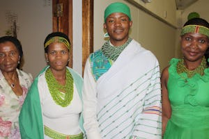 از جمله مهمانان برجسته در جشن صدمین سالگرد ورود آئین بهائی به آفریقای جنوبی که در ۱۲ نوامبر ۲۰۱۱ در ژوهانسبورگ برگزار شد، عبارت بودند از: (چپ به راست) خانم زانله امبکی، بانوی اوّل پیشین آفریقای جنوبی؛ و اعضای خاندان سلطنتی قوم آمامپوندو –والاحضرت شاهدخت پوملا نونگالازا؛ آقای سیویوه نگینگوانا، مستشار سلطنتی و مشاور توسعۀ اقتصادی اعليحضرت امپوندومبینی سیگکو-تاندیزولو؛ و والاحضرت شاهدخت زینگیسا سیگکو.