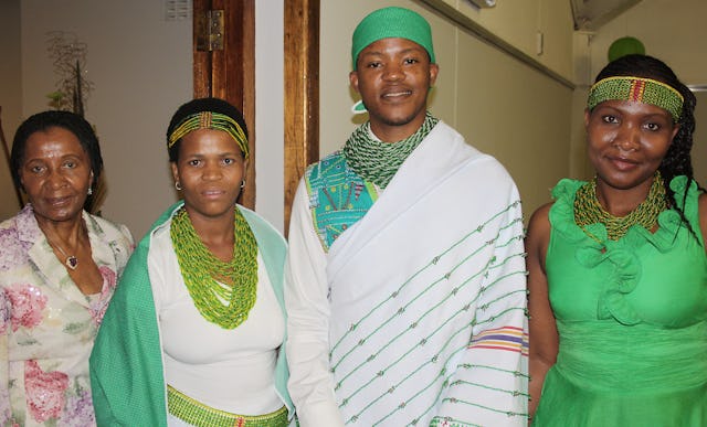 از جمله مهمانان برجسته در جشن صدمین سالگرد ورود آئین بهائی به آفریقای جنوبی که در ۱۲ نوامبر ۲۰۱۱ در ژوهانسبورگ برگزار شد، عبارت بودند از: (چپ به راست) خانم زانله امبکی، بانوی اوّل پیشین آفریقای جنوبی؛ و اعضای خاندان سلطنتی قوم آمامپوندو –والاحضرت شاهدخت پوملا نونگالازا؛ آقای سیویوه نگینگوانا، مستشار سلطنتی و مشاور توسعۀ اقتصادی اعليحضرت امپوندومبینی سیگکو-تاندیزولو؛ و والاحضرت شاهدخت زینگیسا سیگکو.