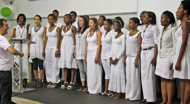 گروه کر ' تنوّع بهائی ' در حال اجرا در جشن صدمین سال ورود آئین بهائی به آفریقای جنوبی.