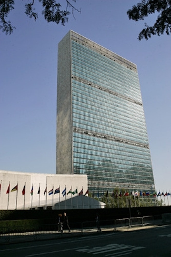 ساختمان مقرّ سازمان ملل در نیویورک. مجمع عمومی سازمان ملل امروز قطعنامه ای را تصویب کرد که ایران را به خاطر «موارد جدّی، مداوم و مکرّر نقض حقوق بشر» محکوم می کند. قطعنامه که انتظار می رود در ماه دسامبر به تأیید کلّ مجمع برسد، همچنین از دبیر کلّ سازمان ملل می خواهد که دوباره سال آینده گزارشی دربارۀ حقوق بشر در ایران تهيه کند. عکس سازمان ملل/مارک گارتن