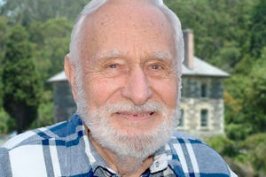 راسل گارسیا (۱۳۹۰-۱۲۹۵/۲۰۱۱-۱۹۱۶)، آهنگساز، رهبر ارکستر، تنظیم کننده و کسی که خود را وقف ترویج آئین بهائی کرد.