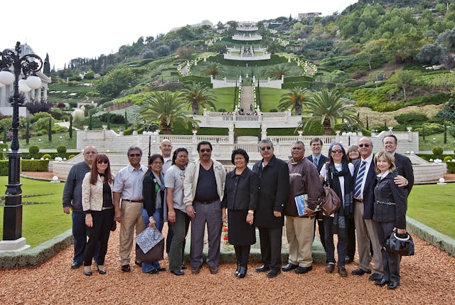 رئیس جمهور جمهوری پالائو، آقای جانسون توریبیونگ، و همسرش، خانم والریا توریبیونگ – در وسط تصویر – هنگام دیدار از طبقات آرامگاه حضرت باب در جمعه ۴ آذر (۲۵ نوامبر) در حیفای اسرائیل. نمایندگانی نیز از شهرداری حیفا از جملۀ میهمانان بودند.