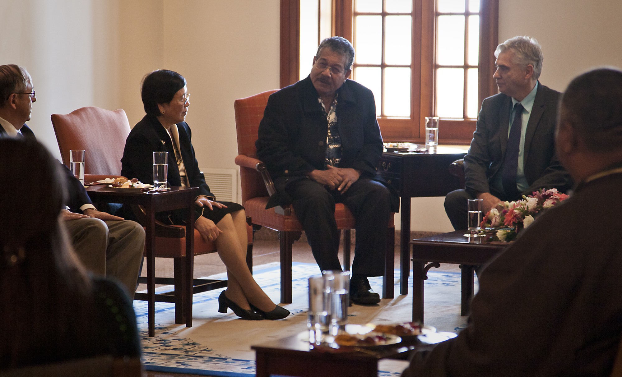 رئیس جمهور پالائو، جانسون توریبیونگ – که در مقابل پنجره است – روز جمعه ۴ آذر (۲۵ نوامبر)، در مقرّ بیت العدل اعظم در حیفای اسرائیل پذیرایی شد. آقای استفن هال، عضو بیت العدل اعظم، نشسته در سمت راست تصویر دیده می شود.