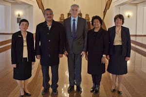 رئیس جمهور جمهوری پالائو جمعه ۴ آذر (۲۵ نوامبر) دیداری رسمی از مرکز جهانی بهائی داشت. از چپ به راست: خانم زنایدا رامیرز، عضو دارالتبلیغ بین المللی؛ جانسون توریبیونگ، رئیس جمهور پالائو؛ آقای استفن هال، عضو بیت العدل اعظم؛ خانم والریا توریبیونگ، بانوی اوّل پالائو؛ خانم دایسی هال.