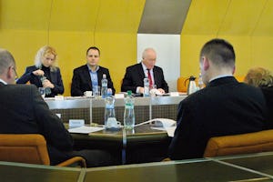 نشست اعضای کمیتۀ امور خارجۀ شورای ملّی جمهوری اسلواکی در ۲۹ دی (۱۹ ژانویه) برای مذاکره دربارۀ قطعنامهشان که آزار بهائیان توسط نظام ایران را محکوم میکند. رئیس کمیته، دکتر فرانتیسک سبج، وسط با کراوات قرمز، گفت: «اگرچه انتظار ندارم که حکومت ایران آزار بهائیان را متوقّف سازد، امّا دست کم جرئت نخواهد کرد با این تصوّر که هیچ کس نمیبیند و توجّهی نمیکند، کارهای هولناکتری انجام دهد.»