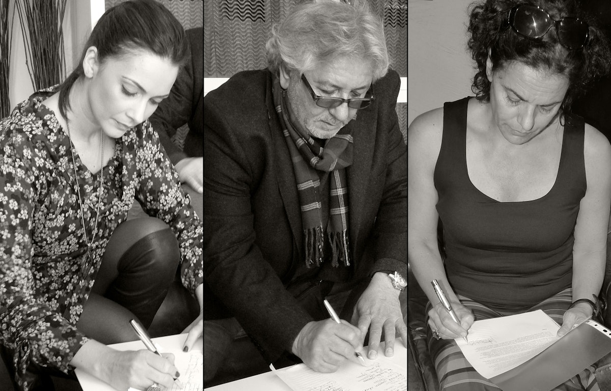 سه شخصیت سرشناس رومانیایی دادخواستی را امضا می‌کنند که از حکومت ایران می‌خواهد حقوق بنیادین انسانی بهائیان را به آنها اعطا کند. آنها از چپ به راست عبارتند از گویندۀ خبر تلویزیونی آندرئا برکلئانو؛ موسیقی‌دان اوویدیو لیپان تنداریکا؛ و بازیگر مایا مورگنشترن.