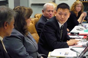 مینگ هویی چونگ، نمایندۀ جامعۀ جهانی بهائی در سازمان ملل متّحد، در حال سخنرانی در میزگردی که به عنوان بخشی از جلسۀ امسال کمیسیون توسعۀ اجتماعی در سازمان ملل برگزار شد. حاضران در عکس از سمت چپ عبارتند از: جومو کوام سوندارام، دستیار دبیر کلّ سازمان ملل برای توسعۀ اقتصادی؛ ایزابل اورتیز، رئیس همیار سیاست و رویه در یونیسف؛ سفیر جورج والرو، نمایندۀ دائمی ونزوئلا در سازمان ملل و رئیس کمیسیون توسعۀ اجتماعی؛ مینگ هویی چونگ؛ و سارا برک، تحلیلگر ارشد سیاسی در بنیاد فردریخ ابرت اشتیفتونگ.