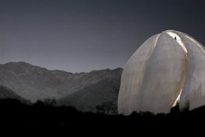 بازگردانی کامپیوتری از مشرقالاذکار بهائی در دست احداث در سانتیاگو، شیلی، که نمود آن را هنگام غروب شبیهسازی میکند. این بنا وقتی تکمیل شد، آخرین معبد بهائی خواهد بود که برای تمامی یک قارّه ساخته شده است. این بناهای منحصربهفرد برای دعا و تفکّر به روی همۀ افراد، صرف نظر از دین یا هر تمایز دیگری، باز هستند. عکس از Hariri Pontarini Architects.