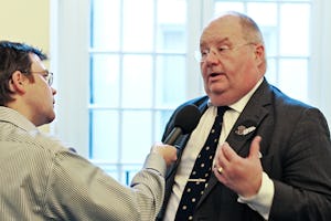 وزیر کشور بریتانیا برای حکومت و جوامع و نمایندۀ مجلس، اریک پیکلز، به سؤالات یک گزارشگر رادیویی دربارۀ «یک سال خدمت»، برنامۂ ابتکاری که با پشتيبانی دولت برای تشویق اقدام اجتماعی توسط ۹ جامعۀ دینی اصلی بریتانیا راهاندازی شده، پاسخ میگوید. راهاندازی برنامه و اوّلین روز خدمت داوطلبانه روز ۱۰ اسفند (۲۹ فوریه) در مرکز ملّی بهائیان در لندن برگزار شد.