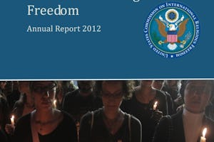 گزارش سالانۀ کمیسیون آزادی دینی بین¬الملل ایالات متّحده، منتشر شده در ١ فروردین (٢۰ مارس). کمیسیون آزادی دینی بین-الملل ایالات متّحده که در سال ١٩٩٨ توسط کنگرۀ آمریکا تأسیس شد، مسئول نظارت بر آزادی دینی در سراسر جهان و پیشنهاد سياستهای لازم به دولت آمریکا برای مقابله با نقض اين آزادیهاست. کمیسیون ایران و ١٥ کشور دیگر را به خاطر سابقۀ ضعیف سال گذشتۀ خود در زمینۀ ترویج و تأمین آزادی دینی «کشورهائی با وضعيت نگران کنندۂ ویژه» شناخته است.