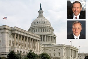 قطعنامۀ سنای آمریکا حکومت ایران را به خاطر آزار بهائیان تحت حمایت دولتش محکوم میکند. قطعنامه را سال گذشتۀ میلادی سناتورهای ایلینوی، مارک کرک (بالا) و ریچارد دوربین، ارائه کردند.