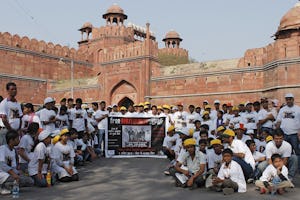 در دهلینو، شرکتکنندگان در کمپین اتّحاد برای ایران، اتّحادیۀ آسیایی و مرکز آسیایی حقوق بشر روز یکشنبه ۱۳ فروردین (۱ آوریل) همراه بهائیان در یک راهپیمایی مسالمتآمیز در سراسر شهر شرکت کردند و خواهان آزادی هفت رهبر زندانی بهائی در ایران شدند. این گروه پس از راهپیمایی، در ردفورت، قلعۀ مشهور شهر، گرد آمدند.