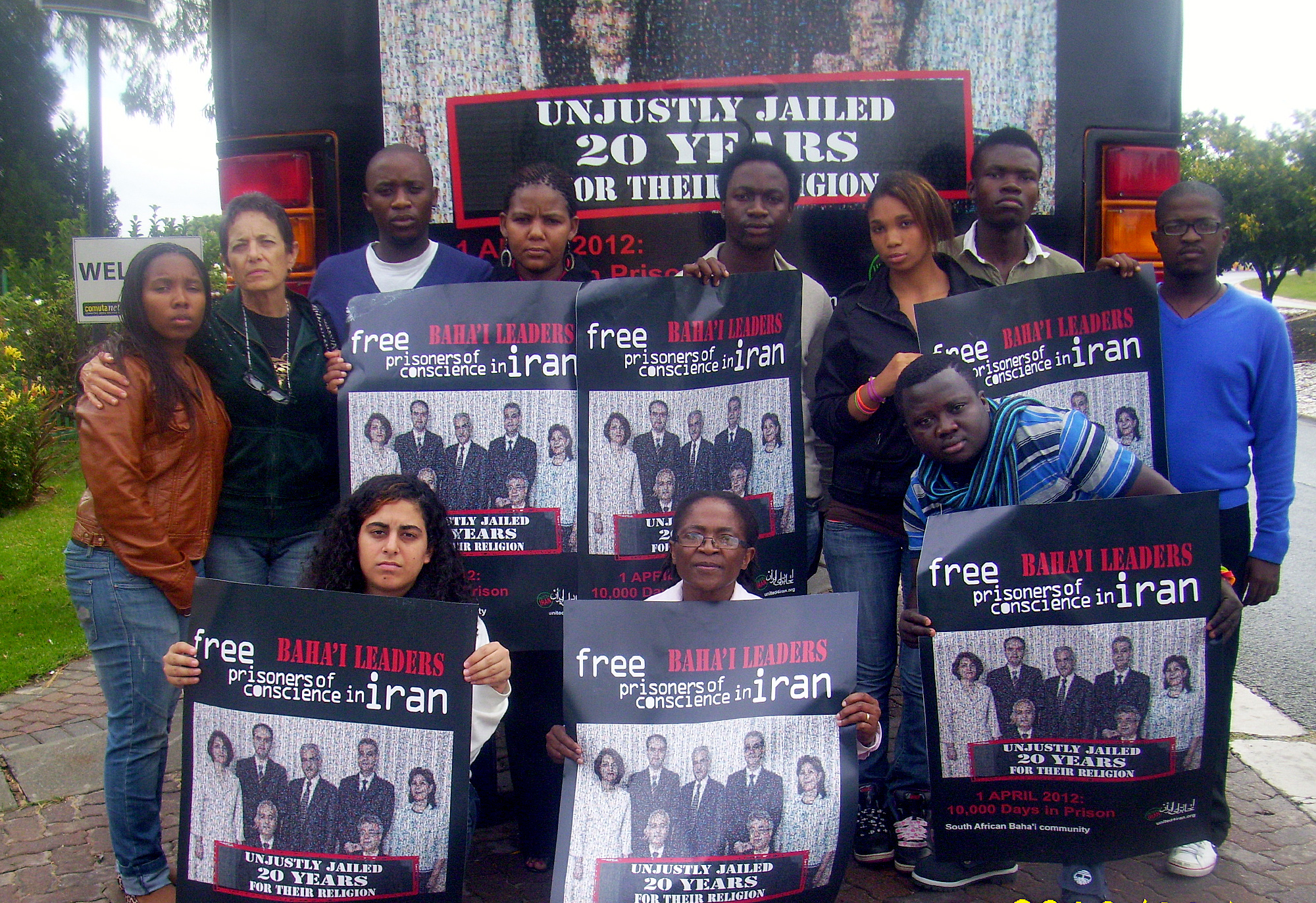 در ژوهانسبورگ آفریقای جنوبی، حامیان هفت رهبر بهائی زندانی در ایران یک اتوبوس ویژه با تصویر زندانیان را به حرکت در آوردند. اتوبوس‌هائی با این پوستر در مسیرهای کیپتاون و پرتوریا نیز به حرکت درآمدند.