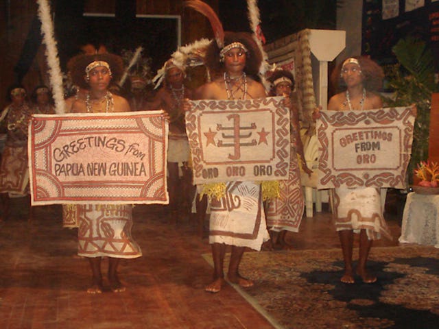 Bahá'ís de la provincia de Oro de Papúa Nueva Guinea en una conferencia celebrada en la ciudad de Lae en enero de 2009. «Oro oro oro» significa «Bienvenido, bienvenido, bienvenido». La Casa Universal de Justicia ha anunciado que en Papúa Nueva Guinea se construirá una nueva Casa de Adoración nacional bahá'í.