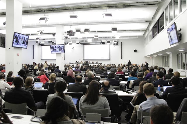 نمایی از کمیسیون جمعیّت و توسعۀ ملل متّحد در ۴۵ امین نشست خود دربارۀ موضوع «نوجوانان و جوانان» که از ۴ تا ۸ اردیبهشت ۱۳۹۱ (۲۳ تا ۲۷ آوریل ۲۰۱۲) برگزار شد. عکس سازمان ملل/پائولو فیگوئراس