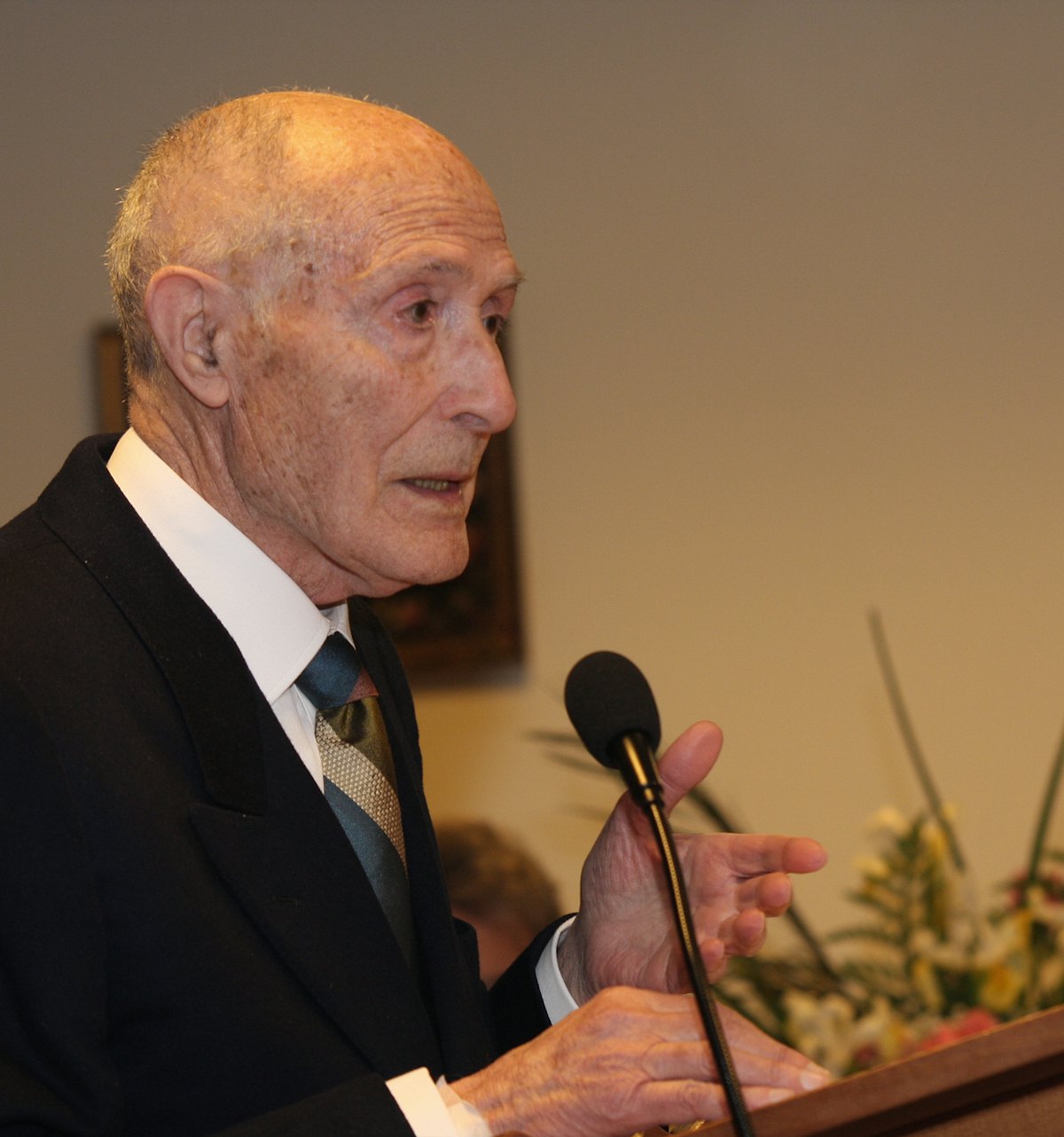 At the national convention of the Baha'is of Italy, Mario Piarulli – a surviving member of the country's first National Spiritual Assembly, elected in 1962 – recounts his memories of the community's early history.
