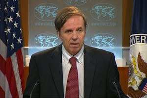 معاون وزیرامور خارجه در دفتر دمکراسی، حقوق بشرو کار، مایکل پوسنر، درحال صحبت در نشست خبری مربوط به گزارشهای کشورها درزمینۀ حقوق بشردر سال ۲۰۱۱. آقای پوسنر به ویژه به احکام ۲۰ سالۀ زندان که برای هر یک از هفت مدیر پیشین جامعۀ بهائی ایران صادر شده اشاره کرد.