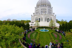 ملاقاتکنندگان برای یک برنامۀ یادبود ویژه به مناسبت صدمین سالگرد نصب اولين سنگ بنای ساختمان توسط عبدالبهاء، در ١۰ اردیبهشت ١٣٩١ (٢٩ آوریل ٢۰١٢) در مشرقالاذکار بهائی در ویلمت ایلینوی جمع شدهاند. اين برنامه در سه جلسه شامل خواندن دعاهایی به زبانهای مختلف توسط کودکان، اجرای گزیدههایی از آثار مقدس توسط گروه کر معبد و فرصت نادری برای شنیدن صدای ضبط شدۀ خود حضرت عبدالبهاء بود.