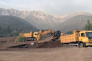 تصویری از فیلم مستند «پیشرفت ساختمان مشرقالاذکار بهائی آمریکای جنوبی» که آغاز کار خاکبرداری در تپههای پنیالولِن در سانتیاگوی شیلی را در کوهپایۀ رشتهکوههای آند نشان میدهد. فیلم اکنون روی اینترنت قابل دیدن است.