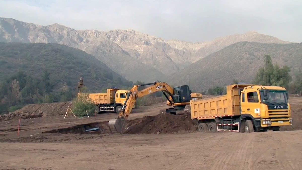 تصویری از فیلم مستند «پیشرفت ساختمان مشرق‌الاذکار بهائی آمریکای جنوبی» که آغاز کار خاک‌برداری در تپه‌های پنیالولِن در سانتیاگوی شیلی را در کوهپایۀ رشته‌کوه‌های آند نشان می‌دهد. فیلم اکنون روی اینترنت قابل دیدن است.