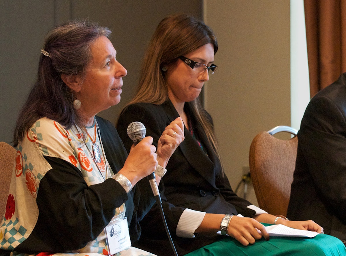 حقوق‌دان و وکیل حقوق بومیان، لوئیز مندل، سمت چپ، در ۳۶ امین کنفرانس انجمن مطالعات بهائی آمریکای شمالی که از ۱۹ تا ۲۲ مرداد ۱۳۹۱ (۹ تا ۱۲ اوت ۲۰۱۲) در مونترآل برگزار شد.