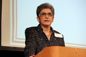 La profesora Hoda Mahmoudi, tercera titular de la Cátedra Bahá’í para la Paz Mundial de la Universidad de Maryland, pronuncia su discurso inaugural el 16 de noviembre de 2012.