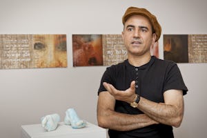 مهرزاد ممتحن خواهرزادۀ یکی از هفت رهبر پیشین بهائیان ایران است که هر یک هماکنون در حال گذراندن محکومیت ۲۰سالۀ زندان خود هستند. مجسمۀ سفالین آقای ممتحن به نام «پاهای فیروزهای» که در عکس نمایان است، ظالمانه بودن مجازات معمولِ شلاق زدن به کف پاهای زندانی را نشان میدهد.