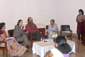 پایان دادن به بدرفتاری و خشونت نسبت به افراد جوان یک چالش جهانی است که باید فوراً به آن رسیدگی کرد. این از جمله موضوعهای محوری سمیناری دربارۀ «پایان دادن به خشونت علیه کودکان» بود که اخیراً در محوطۀ مشرقالاذکار بهائیِ دهلی برگزار شد. دورا جوستی - یک کارشناس محافظت کودکان در یونیسفِ هند – به شرکتکنندگان سمینار گفت: «محافظت از کودکان در برابر خشونت یکی از اولویتهای اقدام است. یک رویکرد چندجانبه برای ایجاد محيطی امن برای کودکان لازم است.» سمینار ۲ آذر (۲۲ نوامبر) برای بزرگداشت هفتۀ اتّحاد همگانی ملّی و روز جهانی دعا و اقدام برای کودکان ۱۳۹۱ (۲۰۱۲) و بیستمین سالگرد موافقت هند با میثاق حقوق کودک سازمان ملل متّحد سازماندهی شده بود. این رویداد با حمایت جامعۀ بهائی هند با همکاری بنیاد ملی اتّحاد همگانی، بخش شبکۀ جهانی ادیان برای کودکان در شمال هند و اتّحاد هند برای حقوق کودک برگزار شد. شرکتکنندگان شامل نمایندگان دولت، سازمانهای غیردولتی، دانشگاهیان، دانشجویان، روزنامه-نگاران به همراه خانوادههایی از نواحی گجرات و آسام بودند. از جمله موضوعهائی که به آنها پرداخته شد، تنبیه بدنی، سیاستها و روندهای حفاظت از کودکان و علل اساسی خشونت در اجتماع امروز بود. شانتا سینا، رئیس کمیسیون ملی برای حفاظت از حقوق کودک، تأکید کرد اگر قرار است این مسئله در دراز مدت مورد توجه قرار گیرد، بايد یک فرهنگ عدم خشونت ایجاد شود. وینای سریواستاوا، استاد انسانشناسی در دانشگاه دهلی، ضمن تأييد اين حرف، افزود در حالی که لازم است تکتک والدین، مربیان و پرستاران کودک به منشها و رفتار خود نسبت به کودکان توجه کنند، مطالعاتی نیز باید برای بررسی فرهنگ خشونت در اجتماع و ساختارهایی که ممکن است به تغییر نیاز داشته باشند انجام شود. به گفتۀ فریدا واحدی، رئیس دفتر روابط عمومی بهائیان هند، «یک مفهوم اساسی برای پیشرفت در این زمینه امانتدار بودن است.» او تأکید کرد که «هر کودک به عنوان امانتی برای همۀ بشریت در این جهان متولد میشود.» خانم واحدی گفت: «تنها زمانی که حق آموزش روحانی، تغذیه، بهداشت، سرپناه، امنیت و ایمنی کودکان تضمین شود، آنها میتوانند مسئولیت خود را در کار برای پیشرفت و توسعۀ بشر به عهده گیرند.