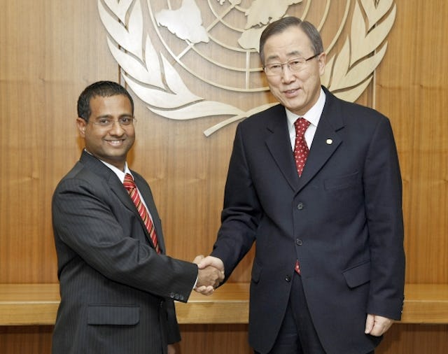 Ahmed Shaheed (left), the United Nations Special Rapporteur on human rights in Iran and UN Secretary-General Ban Ki-Moon have submitted reports on the continuing persecution of lawyers, journalists, activists and minorities, including Baha’is, in the country. UN Photo/ Paulo Filgueiras.