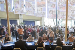 نمايندگان در موقع ورود به محل همايش حيفا برای شرکت در يازدهمين کانونشن بينالمللی بهائی ثبت نام میشوند.