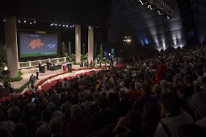 یکی از نمایندگان برای انتخاب اعضای بیت العدل اعظم در تاریخ ٢٩ آوریل ٢٠١٣، رأی خود را به صندوق میاندازد.