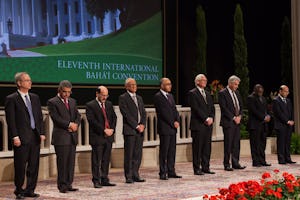 اعضای بیتالعدل اعظم، از چپ به راست، پال لمپل، فریدون جواهری، پیمان مهاجر، گوستاو کرآ، شهریار رضوی، استفان برکلند، استفان هال، چونگو ملتنگا، ایمن روحانی. اين جمع توسط نمايندگان يازدهمين کانونشن بينالمللی بهائی انتخاب شدند.