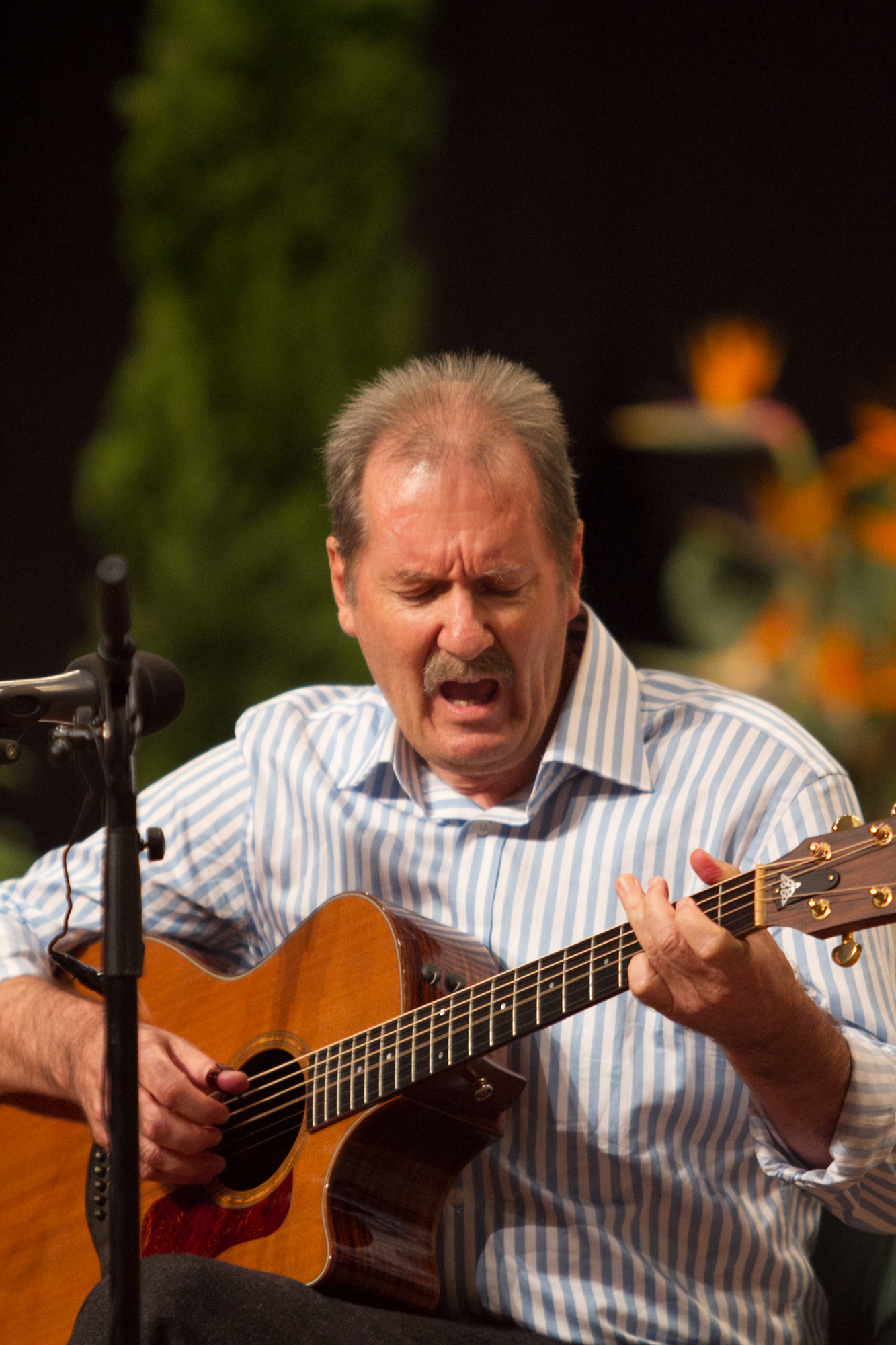 A delegate offers a song during a musical interlude at the 11th International Baha'i Convention.