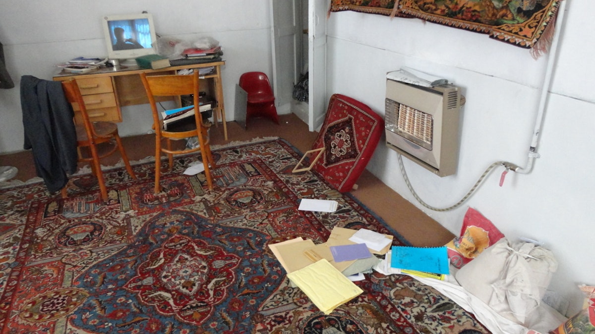 درون منزل یک بهائی در آباده، ایران بعد از هجوم مأموران وزارت اطلاعات در تاریخ ۲۱ مهر ۱۳۹۲ ( ۱۳ اکتبر ۲۰۱۳). مأموران، بهائیان را برای بازپرسی احضار کردند و آنها را تهدید کرده و از آنها خواستند که شهر را ترک کنند.